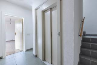 <p>Gelegen op de vierde verdieping van een verzorgd gebouw in het hart van <strong>Anderlecht</strong>, biedt dit lichtrijke en instapklare appartement het perfecte evenwicht tussen comfort, ruimte en functionaliteit. Dankzij de ligging bovenaan geniet u van extra rust, lichtinval en een mooi uitzicht.</p>
<p>De woonruimte voelt open en aangenaam aan, met aansluitend een praktische keuken. Verder beschikt het appartement over <strong>twee slaapkamers</strong>, een <strong>badkamer met ligbad en dubbele wastafel</strong>, en als absolute meerwaarde: <strong>twee terrassen</strong>, waarvan één <strong>zuidoost georiënteerd</strong> – ideaal om te genieten van de ochtend- en middagzon.</p>
<p>Veiligheid en comfort worden gegarandeerd dankzij een <strong>veiligheidsdeur</strong>, <strong>parlofoon</strong>, <strong>lift</strong> in het gebouw en een <strong>gemeenschappelijke waterverzachter</strong>.</p>
<p>In de prijs is een kelderberging inbegrepen. De autostaanplaats is verplicht aan te kopen voor 18.000 euro.<br />Centraal gelegen in de nabijheid van openbaar vervoer (bussen, metro),alsook de aanwezigheid van winkels.</p>
<p><strong>Bent u op zoek naar een praktische en goed gelegen woonst of een slimme investering? Contacteer ons vandaag nog voor een bezoek!<br /><br /></strong>EPC: 163kWh/m²<br />Elektriciteit conform</p>