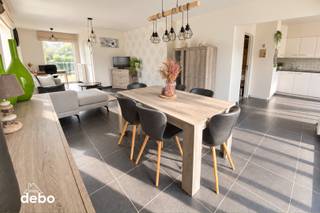 Startprijs vanaf 350000 euro. Ieder bod vanaf deze prijs zal voorgelegd worden aan de eigenaar. <br /><br />Bent u op zoek naar een <strong>verzorgde, instapklare woning met veel ruimte, een aangename tuin én een gunstige energiescore</strong>? Dan is deze hoekwoning absoluut een bezoek waard te Deerlijk in een kindvriendelijke wijk. <br />Bij het binnenkomen komt u terecht in de inkomhal met afzonderlijk gastentoilet. De woning beschikt over een <strong>ruime en lichtrijke leefruimte</strong>, waar de zit- en eetplaats mooi in elkaar overvloeien. Dankzij de grote raampartijen geniet u hier van veel natuurlijk licht en een aangenaam zicht op de tuin.<br /><br />Aansluitend bevindt zich de <strong>ruime, praktisch ingerichte keuken</strong>, voorzien van voldoende kastruimte en alle nodige comfort. Vanuit de leefruimte is er een vlotte verbinding met het terras en de tuin.<br /><br />Buiten geniet u van een <strong>mooi aangelegde, volledig omheinde tuin</strong> met terras, een tuinhuis en veel privacy. Een heerlijke plek om in alle rust van zonnige dagen te genieten. Ook de verzorgde zijtuin zorgt voor extra ruimte rondom de woning en uitweg.<br /><br />De woning telt <strong>3 slaapkamers</strong>, waarvan <strong>2 voorzien van airconditioning</strong>. De ruime badkamer is uitgerust met zowel een <strong>ligbad als een afzonderlijke douche</strong>, een dubbel lavabomeubel en 2de toilet.<br /><br />Een belangrijke extra troef is de <strong>ruime inpandige garage</strong>, die naast plaats voor een wagen ook heel wat praktische berg- en wasruimte biedt. Vooraan is bovendien voldoende parkeergelegenheid op eigen terrein.<br />Ook energetisch scoort deze woning uitstekend: met <strong>15 zonnepanelen en een EPC van slechts 171 kWh/m² (Label B)</strong>-UC 2895126 - geniet u van een energiezuinige woning zonder renovatieverplichting.<br /><strong>Troeven:</strong>
<ul>
<li><span>Instapklaar en uitstekend onderhouden </span></li>
<li><span>3 slaapkamers </span></li>
<li><span>Airconditioning in 2 slaapkamers </span></li>
<li><span><strong>15 zonnepanelen</strong> </span></li>
<li><span>Ruime en lichtrijke leefruimte </span></li>
<li><span>Ruime keuken </span></li>
<li><span>Badkamer met ligbad én douche </span></li>
<li><span>Inpandige garage </span></li>
<li><span>Mooie, volledig omheinde tuin </span></li>
<li><span>Tuinhuis </span></li>
<li><span>Parkeergelegenheid op eigen terrein </span></li>
</ul>
<strong>Kortom:</strong> een bijzonder verzorgde en energiezuinige gezinswoning waar ruimte, comfort, een mooie tuin en hedendaagse technieken perfect samenkomen. <strong>Volledig instapklaar en klaar voor nieuwe bewoners!</strong>