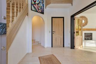 <p>Uiterst rustig gelegen royale villa met fraai aangelegde tuin op ca. 2420m²</p>
<p>Imposante inkomhal met vestiaire en gastentoilet. De inkomhal geeft ook meteen toegang tot het bureau.</p>
<p>Via dubbele eikenhouten deuren komt u in de ruime L-vormige woonkamer op natuursteen met vloerverwarming, een sfeervolle houthaard en een panoramisch zicht op de aangelegde tuin alsook het zonneterras.</p>
<p>Geïnstalleerde keuken met gezellig ontbijthoekje, praktische bergplaats met aansluiting voor de was- en droogmachine. Nachthal met praktische ingemaakte kasten, master bedroom, badkamer met ligbad, douche en dubbele wastafel. Dubbele inpandige garage met automatische paneeldeur.</p>
<p>Via de prachtige eiken trap komt u op de overloop van de slaapverdieping waar zich 4 bijzonder ruime slaapkamers, nachttoilet, kleedkamer en de badkamer liggen. De geïsoleerde zolder is te bereiken met een schuiftrap.</p>
<p>Buiten:</p>
<p>Mooi aangelegde tuin die geniet van volledige privacy met groot (nieuw aangelegd) zonneterras ca. 85 m²! handig beregeningssysteem, 2 tuinbergingen, mooie vijverpartijen en afgezet extra stuk voor kippen of konijnen.</p>
<p>Kortweg een droom voor wie rust en ruimte kan waarderen.</p>
<p>Bijzonderheden:</p>
<ul>
<li>Natuurstenen vloeren</li>
<li>Eiken trap en binnendeuren</li>
<li>Dubbele inpandige garage</li>
<li>Elektrische rolluiken met tijdschakelaar</li>
<li>Deels vloerverwarming</li>
<li>Nieuwe zonnepanelen geplaatst 2023</li>
<li>CV vervangen 12/2023</li>
</ul>