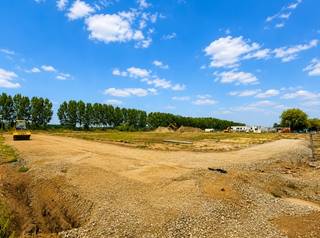 <strong><u>WERKEN ZIJN OPGESTART - 40 % VERKOCHT!!</u></strong> - Dit nieuw te ontwikkelen KMO-project omvat <strong>16 moderne KMO-units</strong> met oppervlaktes van <strong>235 tot 426 m²</strong>, die desgewenst <strong>samengevoegd kunnen worden tot grotere entiteiten</strong>. Het project is gelegen in <strong>Moerbeke</strong>, op slechts <strong>4 km van de E34-verbinding Antwerpen – Zelzate – Maldegem – Knokke</strong>, en geniet van een uitstekende bereikbaarheid.<br />Elke loods wordt uitgevoerd met hoogwaardige materialen.<br /><br />De constructie bestaat uit een <strong>staalstructuur met betonnen wanden en sandwichpanelen</strong>, een <strong>polybetonvloer</strong>, een <strong>automatische sectionaalpoort</strong> en een <strong>lichtstraat</strong> voor natuurlijke lichtinval. De nutsvoorzieningen zoals <strong>elektriciteit, stadswater en internetbekabeling</strong> worden tot in de unit binnengebracht. Daarnaast is elke unit voorzien van een <strong>regenwaterput van 5.000 liter</strong>, zijn <strong>afvoeren voor een toilet</strong> voorzien en worden de <strong>brandvoorzieningen deels door de verkoper aangelegd</strong>. De <strong>binnenhoogte bedraagt ca. 6,8 tot 7 meter</strong>.<br />De site biedt bovendien <strong>uitstekende toegankelijkheid en ruime manoeuvreermogelijkheden</strong>.<br /><strong>Unit A1</strong>
<ul>
	<li><span>oppervlakte: <strong>ca. 426 m²</strong></span></li>
	<li><span>prijs: <strong>€ 595.000</strong></span></li>
	<li><span>exclusief <strong>2 privatieve parkeerplaatsen </strong>aan 5.000 €/parkeerplaats en nutsvoorzieningen</span></li>
</ul>
<strong>Meer info</strong> via e-mail of telefonisch op <strong>0475 32 51 89</strong>.