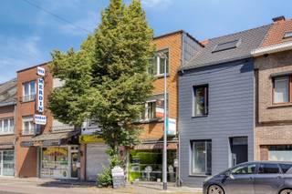 <p><span>Midden in het bruisende handelscentrum van Kessel-Lo, vlakbij Hal 5, het openbaar vervoer, alle belangrijke invalswegen en vele onmisbare voorzieningen, zijn wij verheugd, deze energiezuinige handelswoning op een toplocatie nabij het centrum van Leuven te koop aan te bieden. Deze uitstekend onderhouden commerciële woning omvat op het gelijkvloers een handelsruimte van ca. 45 m², die onderverdeeld is in een winkelruimte met aparte inkom en een atelier. Op het gelijkvloers situeert zich eveneens de volledig ingerichte keuken met berging en de badkamer. De eerste verdieping telt op haar beurt een volwaardige slaapkamer en een gezellige doorloopkamer die eveneens als leefruimte kan fungeren. Hogerop geniet deze veelzijdige woning van twee ruime slaapkamers. Bovendien is de woning voorzien van een uiterst praktische kelder. Kortom deze energiezuinige, perfect onderhouden handelswoning  met woonst is uitermate geschikt voor ondernemers, vrije beroepen en zo veel meer. Deze multifunctionele woning met talloze mogelijkheden en een uitstekende zichtbaarheid is zeker uw bezoek waard. Plan snel uw bezoek in. Voor snelle beslissers! </span></p><p><span> </span></p>