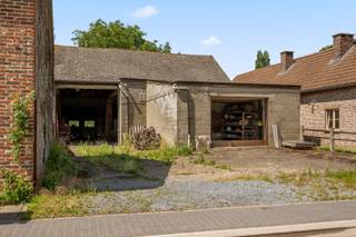 In het landelijke Hauthem, deelgemeente van Hoegaarden (grens Meldert), vinden we deze loods met een totale oppervlakte van ca. 161,65 m², aangevuld met een vooraan aangebouwde garage van ca. 41,45 m². Het geheel is gelegen op een mooi perceel van 8 are 27 centiare en beschikt achteraan over een aangename tuinzone, wat extra mogelijkheden biedt qua inrichting en gebruik. Dit eigendom biedt tal van opportuniteiten voor wie op zoek is naar opslagruimte, een atelier of een project met herbestemmingsmogelijkheden.