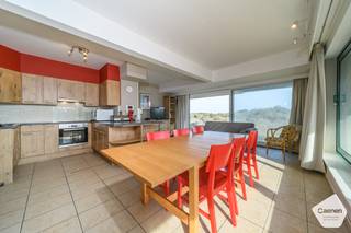 Op zoek naar een<strong> ruim appartement</strong> op een toplocatie in De Panne? Dit lichtrijke hoekappartement, gelegen in een volledig vernieuwde residentie, bevindt zich vlak bij het centrum, <strong>aan de duinen en op enkele stappen van het strand.</strong><br /><br />Het appartement biedt een <strong>prachtig uitzicht op de duinen met zicht richting zee</strong> en vormt de ideale basis om volledig naar eigen smaak te renoveren of op te frissen.<br /><br /><strong>Indeling</strong>
<ul>
	<li>Ruime inkomhal met vestiaire</li>
	<li>Apart gastentoilet</li>
	<li>Berging</li>
	<li>Lichtrijke leefruimte met grote raampartijen</li>
	<li>Keuken</li>
	<li>Ruim terras van ca. 20 m²</li>
	<li>Badkamer met ligbad en wastafel</li>
	<li>Drie ruime slaapkamers, waarvan één met ingemaakte kasten</li>
	<li>Garage en private parkeerplaats inbegrepen in de prijs</li>
</ul>
<strong>Troeven</strong><br /><br /><strong>✔</strong> Topligging aan de duinen, vlak bij het strand en het centrum<br /><strong>✔</strong> Volledig vernieuwde residentie<br /><strong>✔</strong> Veel lichtinval dankzij de hoekligging<br /><strong>✔</strong> Ruim terras van 20 m²<br /><strong>✔</strong> Garage en parkeerplaats inbegrepen<br /><strong>✔ </strong>Te renoveren of op te frissen naar eigen smaak<br /><br /><strong>Laat u verrassen door de uitzonderlijke ligging en het enorme potentieel van dit appartement. Maak vandaag nog een afspraak voor een bezichtiging!</strong><br /> 