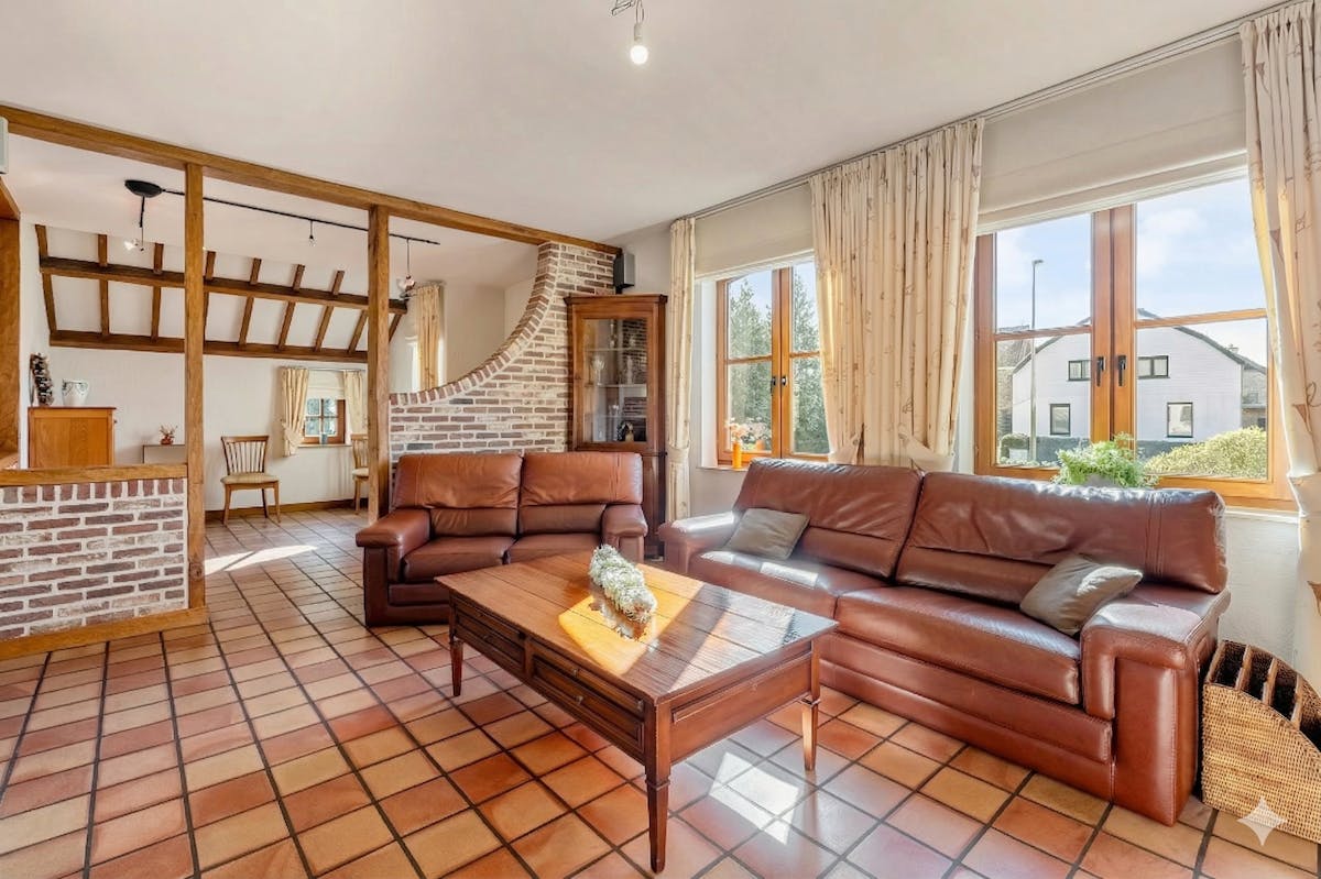 Ruime gezinswoning met praktijkruimte, 5 slaapkamers op 36a57ca centrum Diepenbeek - foto 4