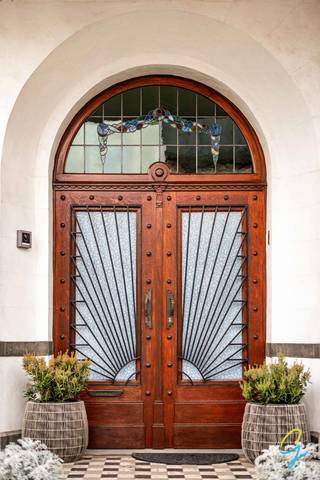 Uniek vastgoed te koop in Gijzegem Aalst - Deze art deco woning dateert van 1939 en werd volledig gerenoveerd met respect voor het...