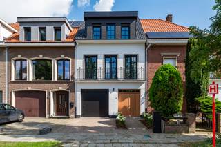 <p><span>Op een uitstekende locatie vlakbij het centrum van Brasschaat bevindt zich deze smaakvolle, grotendeels gerenoveerde en verrassend ruime ééngezinswoning (GBB) met vier slaapkamers, twee badkamers, garage, oprit en aangename stadstuin. Een ideale combinatie van comfortabel wonen en een centrale ligging, met winkels, horeca, scholen en openbaar vervoer in de onmiddellijke omgeving.</span></p><p><span>We betreden de woning via de inkomhal met gastentoilet (met handenwasser). Vervolgens komen we in de ruime en lichtrijke leefruimte, welke voldoende plaats biedt voor een eetkamer en een gezellige zithoek. Aansluitend vinden we de volledig geïnstalleerde, open keuken. Deze vormt één van de blikvangers van de woning en werd stijlvol afgewerkt met warme houttinten, een licht werkblad en fraaie goudkleurige accenten. Het kook- en werkeiland biedt niet alleen veel werkruimte, maar vormt ook een gezellige ontmoetingsplek. Het grote schuifraam zorgt voor veel natuurlijk licht en een aangename verbinding met de tuin.</span></p><p><span>Verder vinden we op het gelijkvloers een berging/wasplaats, de (trap)hal en een inpandige garage, welke ook bereikbaar is langs de inkomhal. Voor de garage beschikt de woning bovendien over een eigen oprit.</span></p><p><span>De eerste verdieping omvat een nachthal, een bergkast, een badkamer en twee slaapkamers, waarvan de ruime hoofdslaapkamer beschikt over een afzonderlijke dressing. De stijlvolle badkamer werd uitgerust met een ligbad, een badkamermeubel (dubbel) en een toilet. De mogelijkheid om op de eerste verdieping een ruim dakterras in te richten op het platte dak is echt wel een bijkomende en bijzondere troef.</span></p><p><span>Op de tweede verdieping bevindt zich nog een nachthal, twee volwaardige slaapkamers en een tweede, smaakvol ingerichte badkamer met een ruime inloopdouche, een badkamermeubel (enkel) en een toilet.</span></p><p><span>Aan bergruimte geen gebrek in deze woning. Naast de ruime kelder beschikt de woning ook nog over een zolder, bereikbaar langs een vlizotrap.</span></p><p><span>Ook buiten is het heerlijk vertoeven. De woning beschikt over een verzorgde, onderhoudsvriendelijke stadstuin met twee aangename terrassen.</span></p><p><span>M.a.w. een instapklare en bijzonder complete gezinswoning met vier slaapkamers en twee badkamers, op een centrale locatie vlak bij het bruisende centrum van Brasschaat!</span></p>