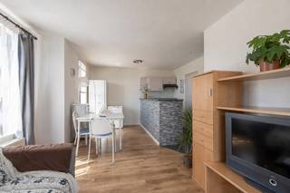 <strong><strong>Appartementsgebouw bestaande uit 8 éénslaapkamerappartementen, elk voorzien van een private berging. Het gebouw vormt een interessante opbrengsteigendom waarbij alle appartementen momenteel verhuurd zijn.<br /><br /></strong></strong>Het gebouw is gunstig gelegen op de hoek van de Tuinstraat en de Zandstraat, op korte afstand van het centrum en het station van Turnhout. Winkels, scholen, openbaar vervoer en andere dagelijkse voorzieningen bevinden zich in de nabije omgeving. Deze centrale en goed bereikbare ligging vormt een bijkomende troef voor de verhuurbaarheid van de appartementen.<br /><br />De 8 appartementen beschikken elk over één slaapkamer en hebben een bewoonbare oppervlakte tussen ca. 40 m² en 50 m². Vier appartementen zijn uitgerust met een badkamer met ligbad, terwijl de overige vier appartementen beschikken over een badkamer met douche.<br /><br />Op het gelijkvloers bevindt zich bovendien een tuin, die eveneens toegankelijk is via de achterzijde van het perceel.<br /><br />De oppervlaktes en EPC-scores van de verschillende appartementen zijn als volgt:<br />
<ul>
<li><span>Bus 1: ca. 40 m² – EPC 290 kWh/(m² jaar) – label C</span></li>
<li><span>Bus 2: ca. 50 m² – EPC 175 kWh/(m² jaar) – label B</span></li>
<li><span>Bus 3: ca. 50 m² – EPC 175 kWh/(m² jaar) – label B</span></li>
<li><span>Bus 4: ca. 42 m² – EPC 249 kWh/(m² jaar) – label C</span></li>
<li><span>Bus 5: ca. 42 m² – EPC 259 kWh/(m² jaar) – label C</span></li>
<li><span>Bus 6: ca. 50 m² – EPC 181 kWh/(m² jaar) – label B</span></li>
<li><span>Bus 7: ca. 50 m² – EPC 181 kWh/(m² jaar) – label B</span></li>
<li><span>Bus 8: ca. 40 m² – EPC 293 kWh/(m² jaar) – label C</span></li>
</ul>
<span>Bijzonderheden:<br /></span>- <span>Opbrengsteigendom bestaande uit 8 éénslaapkamerappartementen<br /></span><span>- Alle 8 appartementen zijn verhuurd<br /></span><span>- Totale maandelijkse huuropbrengst van € 5.060<br /></span><span>- Totale jaarlijkse huuropbrengst van € 60.720<br /></span><span>- Bruto rendement van 5,3%<br /></span><span>- Centrale ligging nabij het centrum en station van Turnhout<br /></span><span>- Winkels, scholen, openbaar vervoer en dagelijkse voorzieningen in de nabije omgeving<br /></span><span>- 8 private bergingen<br /></span><span>- Bewoonbare oppervlaktes tussen ca. 40 m² en 50 m²<br /></span><span>- Vier appartementen met ligbad en vier appartementen met douche<br /></span><span>- EPC-labels B en C<br /></span><span>- Tuin op het gelijkvloers<br /></span><span>- Tuin eveneens toegankelijk via de achterzijde<br /><br /><strong>Een interessante opbrengsteigendom met een volledige bezettingsgraad, een aantrekkelijke huuropbrengst en een bruto rendement van maar liefst 5,3%. Dankzij de centrale ligging en de nabijheid van tal van voorzieningen vormt dit appartementsgebouw een interessante investeringsopportuniteit in Turnhout.</strong><br /></span>