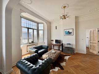 Ruim GEMEUBELD appartement met twee slaapkamers en twee badkamers te huur, gelegen op de derde verdieping in de geliefde Zurenborgwijk, op wandelafstand van het Centraal Station.<br /><br />Bij binnenkomst kom je in een ruime inkomhal die toegang biedt tot de zonnige woonkamer en de aangrenzende eetruimte. Grote ramen zorgen voor veel natuurlijk licht en een gevoel van ruimte. De volledig uitgeruste keuken sluit hier mooi op aan en beschikt over alle nodige toestellen.<br /><br />Het appartement telt één slaapkamer (+/- 17 m²) met eigen badkamer met bad en één slaapkamer (+/- 8 m²) met een douche en wastafel. Daarnaast is er een apart toilet en een praktische berging met aansluiting voor de wasmachine.<br /><br />Bewoners hebben tevens toegang tot het gemeenschappelijk dakterras met een schitterend uitzicht over de stad, en kunnen gebruikmaken van de fitnessruimte met sauna, perfect om te ontspannen na een drukke dag.<br /><br />Huurprijs: €1950,00 per maand + €175,00 gemeenschappelijke kosten.<br />Elektriciteit en gas zijn individueel.<br />Water met individuele tussenmeter, wordt jaarlijks afgerekend. <br /><br />Het appartement is direct beschikbaar.<br /><br />Voor meer informatie of een afspraak voor een bezichtiging kan u contact opnemen via 03 203 02 02 of immo@sidimex.be