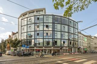 <p><span>ANVERS - Centre historique :</span><span> Loft urbain moderne de 64m² et lumineux avec terrasse au coeur de la ville</span></p><p><span> </span></p><p><span>DESCRIPTION :</span></p><p><span> </span></p><p><span>Cet appartement prêt à emménager se situe au 2e étage dun magnifique immeuble avec ascenseur.</span></p><p><span>Il bénéficie d'une excellente situation animée dans le centre historique, à quelques minutes à pied de la Grand-Place.</span></p><p><span>Lentrée donne sur un agréable espace extérieur offrant une vue sur léglise Saint-Paul.</span></p><p><span>Hall d'entrée avec un meuble fonctionnel intégrant les toilettes ainsi que des espaces de rangement.</span></p><p><span>Spacieuse pièce de vie baignée de lumière, avec parquet et de superbes fenêtres.</span></p><p><span>Cuisine ouverte, entièrement équipée (four combiné, lave-vaisselle, réfrigérateur, congélateur, plaque à induction).</span></p><p><span>Un ensemble de placards offrant suffisamment despace de rangement est aménagé au niveau de la partie nuit.</span></p><p><span>Salle de bains avec douche et lavabo.</span></p><p><span> </span></p><p><span>Possibilité d'acquérir en option une place de parking en supplément pour 35.000€</span></p><p><span> </span></p><p><span>CARACTÉRISTIQUES :</span></p><p><span> </span></p><p><span>* Splendide immeuble </span></p><p><span>* Excellente situation dans le centre historique, à proximité des commerces et des transports en commun</span></p><p><span>* PEB : score B</span></p><p><span>*Climatisation et système de ventilation</span></p><p><span>*Chaudière individuelle</span></p><p><span>*Frais généraux +- 120 €/mois</span></p><p><span> </span></p><p><span> </span></p>
