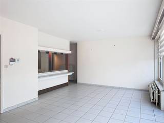 <p>I<i><strong>nstapklaar en ruim appartement</strong></i>  in centrum van het landelijke Appels, op een boogscheut van Dendermonde.</p><p>Dit ruim appartement bevindt zich in een rustige residentie en biedt een mooie combinatie van comfort en functionaliteit. De royale, lichtrijke woonkamer vormt samen met de halfopen keuken een aangename en open leefruimte waar het heerlijk thuiskomen is. Aansluitend vindt u een praktische berging.</p><p>De badkamer is uitgerust met een ligbad., het toilet is apart. Daarnaast zijn er twee volwaardige slaapkamers, ideaal voor een koppel, een klein gezin of wie extra ruimte wenst voor een bureau of hobbykamer.  Vanuit de kleinste kamer is er toegang naar het knusse terras. </p><p>Extra troef is de afgesloten garage achteraan op de residentie, perfect voor auto, fietsen of bijkomende opslag.</p><p>Dankzij de centrale verwarming op gas, dubbele beglazing en PVC-ramen en dakisolatie geniet u van een gunstige EPC-score.</p><p>De ligging is bijzonder aangenaam en rustig, op wandelafstand van het centrum en  kortbij de wandel- en fietsdijk langs de Dender &amp; Schelde.  In de nabije omgeving vindt u bovendien , bakker , traiteur , kleuter- en lager onderwijs, een apotheek en diverse zorgvoorzieningen.</p><p>Beschikbaar vanaf 15 april 2026 aan basishuur <i><strong>appartement met garage </strong></i>€760 huur per maand + €40 gemeenschappelijke kosten</p><p>Bezoekdag: maandag 6 april tussen 13u en 14u, enkel op afspraak.<br />info@rented.be | 078 482000 | www.rented.be</p>