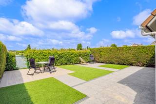 <p>Te koop: vakantiewoning met zicht op het meer te Sunparks</p>
<p>Volledig gerenoveerde vakantiewoning op een toplocatie in Sunparks Oostduinkerke, rechtstreeks aan het meer. Geniet van een prachtig uitzicht op het water en een rustige omgeving. De zonnige tuin biedt volledige privacy en optimaal ontspanningscomfort. Dankzij de uitstekende ligging behoort deze woning tot een van de mooiste plekjes van het park. Ideaal als tweede verblijf of interessante investering aan de kust.<br /><br />Belangrijkste ruimtes:<br />• Living met grote ramen en uitzicht op de omgeving<br />• Drie slaapkamers, geschikt voor gezin of gasten<br />• Berging voor extra opslag<br />• Toilet<br />• Staanplaats voor de wagen</p>
<p>Troeven:<br />• Rustige ligging in vakantiepark<br />• Uitzicht op water<br />• Open bebouwing met veel lichtinval</p>
<p> </p>
<p>Neem vandaag nog contact op met je ERA-makelaar voor een bezoek.</p>
<p> </p>
<p>JOUW DROOMHUIS. ZO GEVONDEN!</p>