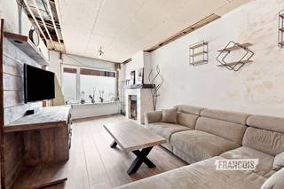 Op zoek naar een ruime woning met potentieel in het centrum van Poperinge? Deze woonst in de Veurnestraat combineert een centrale ligging met een aangename tuin, garage en vier slaapkamers.<br /><br />De woning beschikt over een bewoonbare oppervlakte van 151 m² op een perceel van 290 m². Via de inkom kom je in de leefruimte, aansluitend op de keuken. Verder zijn er een dressing, badkamer, wasruimte en apart toilet. Op de verdieping bevinden zich vier slaapkamers en een nachthal, terwijl de zolder extra mogelijkheden biedt.<br /><br />Doorheen de jaren werden reeds verschillende renovaties uitgevoerd. Zo werden onder meer het platte dak en de zoldervloer geïsoleerd, de gasleidingen vernieuwd en de elektriciteit grotendeels in orde gebracht. Mits enkele verdere werken is de woning instapklaar en kan je ze volledig naar eigen smaak afwerken. <br /><br />Buiten geniet je van een tuin met uitweg langs achter. De garage zorgt bovendien voor extra comfort. Dankzij de ligging nabij het centrum van Poperinge zijn winkels, scholen, horeca en dagelijkse voorzieningen vlot bereikbaar.<br /><br />Benieuwd naar de mogelijkheden van deze woning? Vraag je bezoek aan bij Aline van Immo Francois. Aline helpt je graag verder in Poperinge, Vleteren, Heuvelland &amp; Mesen.<br /><br />Denk je eraan om je woning in Poperinge te verkopen? Neem vrijblijvend contact op met Aline van Immo Francois in Poperinge voor een gratis schatting via aline@immofrancois.be.<br /><br />