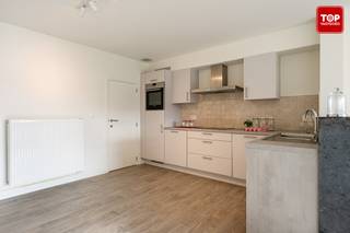 Deze instapklare woning is ideaal gelegen vlakbij het centrum van Lembeke, met de Lembeekse bossen op wandelafstand. <br /><br />Een rustige, groene omgeving gecombineerd met een vlotte bereikbaarheid maakt dit een bijzonder aangename woonlocatie.<br /><br />Bij het binnenkomen betreedt u de inkomhal met een apart toilet, met daarnaast de badkamer die volledig is uitgerust met een inloopdouche, ligbad en wastafel.<br /><br />Verder is er de open keuken die naadloos overgaat in de lichtrijke leefruimte, met een mooi zicht op de tuin. <br /><br />Aansluitend aan de keuken bevindt zich een praktische berging met aansluiting voor de wasmachine.<br /><br />Op de bovenverdieping zijn er drie volwaardige slaapkamers.<br /><br />De tuin biedt veel privacy en geeft toegang tot een aparte garage achteraan via een handig deurtje. <br /><br />Ook beschikt de woning over 9 zonnepanelen en is er een laadpaal voorzien aan de voorgevel.<br /><br />Contacteer Top Vastgoed voor een bezoek via 0475 700 700.