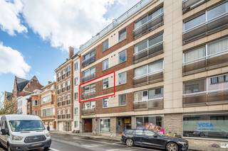 Bent u op zoek naar een ruim en goed gelegen appartement in het centrum van Leuven? Dan is dit instapklare appartement absoluut een bezoek waard.<br /><br />Het appartement is gelegen in een rustige straat met éénrichtingsverkeer, op amper 150 meter van de Diestsestraat en de Bondgenotenlaan. Ook het station van Leuven bevindt zich vlakbij. U woont hier dus op een toplocatie, midden in de stad en toch in alle rust.<br /><br />Binnenin beschikt het appartement over een inkomhal met ingebouwde vestiairekasten, een ruime en lichtrijke leefruimte en een functionele keuken uitgerust met een vaatwasser, oven, keramische kookplaat en dampkap. Verder zijn er twee volwaardige slaapkamers, waarvan één toegang geeft tot een zuidgericht terras. De badkamer is voorzien van een ligbad en een lavabomeubel met spiegel. Daarnaast is er ook een apart gastentoilet aanwezig.<br /><br />In de ondergrondse verdieping beschikt het appartement over een ruime kelder en de mogelijkheid om een private garagebox apart bij te kopen (+35.000 Euro), wat in het centrum van Leuven een grote meerwaarde is.<br /><br />Ook op energetisch vlak scoort dit appartement uitstekend, met een EPC-label B en een gunstige energiescore van 103 kWh/m²/jaar.<br /><br />Indien u dit mooie appartement graag bezoekt dan kan u mij steeds bereiken op 0477/284876 of via  mail vincent@immojanstas.be.<br /><br />Bijkomende info (EPC, bodemattest, elektriciteit,...) kan U hieronder downloaden ↓