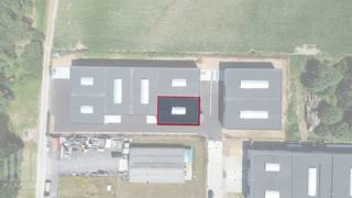 Nieuwbouw KMO-unit van 237 m² en 1 privatieve parkeerplaats te koop in Aartrijke.<br /> <br />De geïsoleerde <strong>casco magazijnruimte</strong> (brandklasse C) is opgebouwd uit een staalconstructie in combinatie met geïsoleerde gladde prebaf betonpanelen met een vrije hoogte van +/- 6 m, toegankelijk via sectionaalpoort (4,50 m B x 4,50 m H) met afzonderlijke toegangsdeur. Verder is de loods voorzien van o.a. een lichtstraat met rookluik, polybetonvloer, een regenwaterput (6.500 L) en een septische put. Aansluitingen van nutsvoorzieningen (water, elektriciteit (40A- 3 fasig 400 V), distributie, telefonie en internet) zijn reeds geplaatst. Onmiddellijk beschikbaar bij akte.<br /><br />De unit maakt deel uit van het nieuwbouw KMO-project "<strong>LAKEBOS</strong>" bestaande uit 8 KMO-units met oppervlakte van +/- 192 m² tot 326 m².<br />De dakstructuur laat het toe zonnepanelen te plaatsen (15 kg/m²). Ruime parkeer- en manoeuvreerruimte op de site.<br /><br />Uitermate goed gelegen op amper 450 m van de bedrijvige Aartrijksestraat met vlotte verbinding naar de Torhoutsesteenweg en de op- en afrit 11 Ruddervoorde van de E403.<br /><br />Contacteer <strong>PANORAMA B2B</strong> voor bijkomende (technische) inlichtingen, plannen of een vrijblijvend plaatsbezoek op het nummer <strong>050 300 800.</strong>