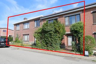 <strong>DUBBELE WOONST </strong>met <strong>ELK 3 SLAAPKAMERS</strong> voorzien van <strong>GROTE TUIN</strong> en veel <strong>TERRASSEN</strong>, veel <strong>PARKEERMOGELIJKHEDEN</strong>, zeer <strong>RUSTIG GELEGEN </strong>in de stadsrand.<br /><br />De eigendom bestaat uit twee aanpalende woningen (nrs. 7 en 9) met elk hun eigen inkom, leefruimtes en slaapkamers, terrassen en tuin maar die ook perfect tot één ruime gezinswoning kunnen worden samengevoegd.<br /><br />De ligging is een absolute troef, op wandelafstand van het stadscentrum, openbaar vervoer, en het natuurreservaat De Kevie, en op slechts enkele minuten van scholen, winkels en het ziekenhuis. Een rustige, groene omgeving met toch alle voorzieningen vlakbij.<br /><br /><strong>INDELING WONING nr. 7</strong><br /><br />+ inkomhal met toilet, <br />+ ruime living <br />+ ruime eetkeuken<br />+ tweede living met toegang tot koer en tot veranda<br />+ ruime binnenkoer met toegang tot garage<br />+ veranda met prachtig uitzicht op de diepe tuin.<br />+ zeer grote tuin<br />+ nachthal, 3 slaapkamers en badkamer op verdiep<br /><br />Vanuit de koer is er toegang tot een groot atelier met verdieping, momenteel ingericht met wasplaats. Deze ruimte biedt diverse mogelijkheden: garage, hobbyruimte, bureau, praktijk of atelier.<br /><br /><strong>INDELING WONING nr. 9</strong><br /><br />+ inkomhal met ruime vestiaire en apart toilet <br />+ grote living<br />+ aparte keuken met berging <br />+ veranda<br />+ groot terras of koer met toegang tot garage<br />+ garage met tuinberging en wasplaats en toegang tot een zonnige tuin (ca. 55 m²).<br />+ overloop, 3 slaapkamers en badkamer op verdiep<br /><br /><strong>TROEVEN</strong><br /><br />+ Rustige ligging op wandelafstand van centrum en natuur<br />+ Grote tuin met privacy<br />+ Dubbele woonst – ideaal als kangoeroewoning, samengevoegd gezin, of wonen + praktijk<br />+ Ruime parkeermogelijkheden<br />+ Veel potentieel om een unieke, karaktervolle woning te creëren<br />+ Nabij ziekenhuis – ideaal voor dokterswoning of beroepspraktijk aan huis<br /><br /><strong>OPMERKING</strong><br /><br />De woning is structureel in orde, maar vraagt grondige renovatie om te voldoen aan de huidige woonnormen en energieregelgeving. Een buitenkans voor wie houdt van ruimte, rust en karakter, en op zoek is naar een project met toekomstwaarde.<br /><br /><strong>INFO en BEZOEK 012 744 844 of info@goed-gevonden.be</strong>