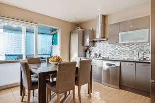 Op een goede locatie nabij het centrum van Mechelen bevindt zich deze ruime woning met 4 slaapkamers en stadstuin. U bevindt zich hier op wandelafstand van winkels, scholen, eet-en drankgelegenheden en het openbaar vervoer. <br /><br />We betreden de woning via de inkomhal. Vooraan de woning beschikt u over een eerste salon, gevolgd door een ruime badkamer uitgerust met inloopdouche, wc en lavabomeubel. Hier is ook plaats voorzien voor de wasmachine en droogkast. Daarnaast is er nog een tweede salon en de keuken, voorzien van de voornaamste toestellen. Hieruit heeft u toegang tot het overdekte terras en stadstuin. Via de nachthal op de eerste verdieping heeft u toegang tot twee ruime slaapkamers. Op de tweede verdieping beschikt u over nog twee slaapkamers wat deze woning ideaal maakt voor grotere gezinnen.<br />Ten slotte beschikt de woning nog over een kelder en zolder die u kunt gebruiken als extra opslagruimte.<br /><br />Dit is een uitstekende opportuniteit als u op zoek bent naar een ruimere woning met 4 slaapkamers op een goede locatie te Mechelen. Contacteer ons voor meer informatie op 0480 66 14 77 of neem een kijkje op www.boonstravastgoed.be .<br /><br />U bent verplicht om deze woning binnen de 5 jaar na aankoop grondig energetisch te renoveren tot minimum EPC-label D.<br /><br />Bijzonderheden:<br />- 2 zitkamers<br />- 4 slaapkamers<br />- Vlakbij centrum Mechelen