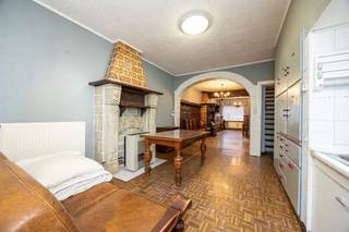 <p><span>Gezinswoning met twee slaapkamers en tuin in een rustige buurt</span></p><p><span> </span></p><p><span>Op zoek naar een woning op een uitstekende locatie die je volledig naar eigen smaak kan opfrissen? Deze leuke gezinswoning in de Jozef Van Esschestraat biedt heel wat mogelijkheden! De woning geniet van een zeer goede ligging, net op de rand tussen Sint-Katelijne-Waver en Mechelen. Scholen, winkels en openbaar vervoer zijn allemaal op enkele honderden meters van de woning te vinden. Op slechts 10 minuten staat u met de fiets op de Grote Markt van Mechelen en op de Markt van Sint-Katelijne-Waver. Voor wie pendelt naar het werk zijn beide Mechelse stations vlot bereikbaar. Met de wagen staat u via de Tangent of de R6 in enkele minuten op de E19 Antwerpen/Brussel. Een geschikte locatie voor iedereen! </span></p><p><span> </span></p><p><span>De leeftijd van de woning geeft niet weer in welke uitstekende staat het pand zich bevindt. Bovendien werden er door de jaren heen ook enkele nuttige investeringen gedaan. Zo werd in 2020 een nieuwe gasketel gemonteerd en beschikt de woning over maar liefst drie lucht/lucht warmtepompen. Om deze warmtepompen zo efficiënt mogelijk te laten draaien kozen de eigenaars er voor om in 2023 zonnepanelen te plaatsen. Heel wat bruikbare investeringen voor de toekomst van de woning.</span></p><p><span> </span></p><p><span>Indeling:</span></p><p><span>Gelijkvloers</span></p><p><span>-Grote open leefruimte</span></p><p><span>-Keuken + bijkeuken</span></p><p><span>-Badkamer</span></p><p><span>-Aparte wc</span></p><p><span>-Berging</span></p><p><span>-Tuin</span></p><p><span> </span></p><p><span>Eerste verdieping</span></p><p><span>-Slaapkamer 1</span></p><p><span>-Slaapkamer 2</span></p><p><span> </span></p><p><span>Troeven:</span></p><p><span>-Rustige en centrale locatie</span></p><p><span>-Mogelijkheden tot het eigen maken van de woning</span></p><p><span>-Geen renovatieverplichting</span></p><p><span>-Zonnepanelen</span></p><p><span> </span></p><p><span>Ben jij geïnteresseerd in deze woning met twee slaapkamers in Sint-Katelijne-Waver, ben je op zoek naar ander vastgoed of wens je de waarde van jouw eigendom te kennen? Dan ben je bij BOLT immo aan het juiste adres! Wij helpen jou graag verder.</span><span> </span></p><p><span> </span></p><p><span> </span></p><p><span> </span></p>