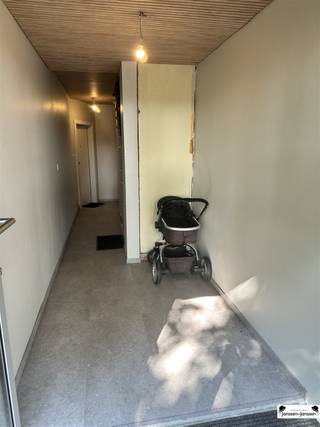 <p><span>Ontdek dit praktische volledig te renoveren appartement met een ruime indeling en een betaalbare levensruimte van circa 85 m². Gelegen in een rustige wijk biedt dit appartement een aangename combinatie van comfort en potentieel, perfect voor starters of een klein gezin met een renovatiebudget.</span></p><p><span> </span></p><p><span>De woning telt twee slaapkamers die voldoende licht en ruimte bieden voor ontspanning of een werkhoek. Via een ruime inkomhal kom je in alle leefruimtes: een comfortabele woonkamer met voldoende daglicht, aansluitingen voor een eethoek en directe toegang tot de keuken. De keuken is functioneel ingedeeld met voldoende kastruimte, een 4-pits kookplaat, oven en dubbele wastafel. De stijl is wat ouder, maar dit biedt volop mogelijkheden om naar eigen smaak te moderniseren.</span></p><p><span> </span></p><p><span>De badkamer is uitgerust met een ligbad en dubbele wastafels, ideaal voor gezinsleven of comfort. Een apart toilet bevindt zich eveneens in de woning. De afwerking is gedateerd maar onderhoudsvriendelijk, waardoor renovatie mogelijk is naar jouw wensen en budget.</span></p><p><span> </span></p><p><span>Belangrijk om te weten: er is geen eigen tuin, maar wel een terras waar je een tafeltje en wat stoeltjes kan zetten. Parkeren is mogelijk in de nabije omgeving en de woning geniet van een rustige, vriendelijke omgeving met gemakkelijke toegang tot winkels, openbaar vervoer en lokale voorzieningen. Af en toe komen er in het gebouw ook garageboxen te koop, maar er is voldoende parkeergelegenheid.</span></p><p><span> </span></p><p><span>Kortom, dit appartement biedt een solide basis met veel potentieel: een comfortabele leefruimte, twee slaapkamers, een praktische keuken en nette badkamer.</span></p><p><span> </span></p><p><span>Kom gerust eens kijken!!!</span></p>