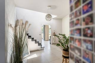 In Mol-Millegem bevindt zich deze uitzonderlijke, instapklare woning waar ruimte, comfort en luxe perfect samenkomen. De woning werd gebouwd in 2013 en biedt een bewoonbare oppervlakte van maar liefst 314 m² (bron EPC) op een prachtig perceel van 1.085 m². Met een EPC-score van 123 kWh/m² en een gunstig energielabel B geniet u hier van hedendaags en energiezuinig wooncomfort.<br /><br />Indeling gelijkvloers:<br />Via de inkomhal betreedt u de lichtrijke leefruimte, waar grote raampartijen zorgen voor een open en ruimtelijk gevoel. De kwaliteitsvolle leefkeuken vormt het hart van de woning en sluit naadloos aan op de gezellige tv-hoek en ruime eetplaats. De keuken is uitgerust met een koelkast, microgolfoven, oven, vaatwasser, inductiekookplaat en afzuigkap. Verder beschikt het gelijkvloers over een polyvalente ruimte die kan dienen als ontspanningsruimte of eetkamer, een gastentoilet, een berging en een ruime slaapkamer die eveneens perfect geschikt is als bureau of hobbyruimte.<br /><br />Eerste verdieping:<br />Via de nachthal bereikt u vier ruime slaapkamers, waaronder een bijzonder royale master bedroom met dressing. De badkamer is uitgerust met een douche en dubbele lavabo en biedt alle comfort voor het hele gezin. Daarnaast is er een apart toilet aanwezig.<br /><br />Buitenruimte:<br />De tuin vormt een absolute meerwaarde aan deze eigendom. Hier geniet u in alle rust van volledige privacy, zonder achterburen. Het ruime terras kan dankzij de overkapping als verlengstuk van de leefkeuken fungeren.<br /><br />Buitengewone kenmerken:<br />* Ruim perceel<br />* Zicht op groen<br />* Gunstig EPC<br />* Vijf slaapkamers<br />* Centrale locatie<br />* Regenwaterput 10.000l