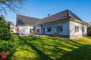 Bestaande uit inkomhal, living met bureelhoek, eetplaats, ingerichte keuken, 3 slaapkamers (gelijkvloers), badkamer en garage. Grote zolder,...