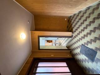 <p>Deze charmante woning in het hart van Moorsele biedt het ideale kader voor een gezin dat ruimte, comfort en praktische mogelijkheden waardeert. Met 4 slaapkamers, een tuin én een handige uitweg, is dit een woning die zowel praktisch als gezellig aanvoelt.</p>

<p><strong>Indeling:</strong><br />Op het gelijkvloers vindt u een inkomhal, apart toilet, ruime living, kelder, berging en een zonnige tuin. De eerste verdieping herbergt de vier slaapkamers, terwijl de tweede verdieping een polyvalente zolderruimte biedt.</p>

<p><strong>Troeven:</strong></p>

<ul><li>
	<p>Eigen uitweg, ideaal voor privacy en extra toegang</p>
	</li><li>
	<p>Aangename tuin voor ontspanning en spel</p>
	</li><li>
	<p>Veel mogelijkheden om te renoveren of uit te breiden</p>
	</li><li>
	<p>Centrale ligging, dichtbij scholen, winkels en lokale voorzieningen</p>
	</li></ul>

<p>Deze woning combineert een warme gezinsvriendelijke sfeer met praktische troeven en een uitstekende ligging. Perfect voor wie een woning wil personaliseren en een gezellige thuis wil creëren in Moorsele.</p>