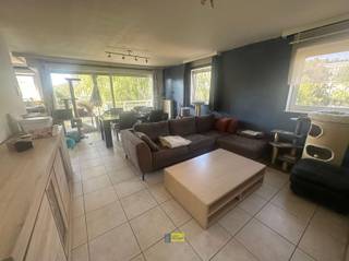 <p><span>Lichtrijk appartement met 2 slaapkamers, ruim terras en ondergrondse autostaanplaats.</span></p><p><span>Het appartement met EPC B, op de tweede verdieping omvat een inkomhal met ingemaakte kasten, een apart toilet, een ruime leefruimte met open ingerichte keuken, twee slaapkamers, een badkamer met douche en dubbele wastafel en een berging met wasmachineaansluiting.</span></p><p><span> </span></p><p><span>Het appartement is rustig maar gunstig gelegen in Hoboken, in de nabijheid van winkels, scholen, openbaar vervoer en belangrijke verbindingswegen. </span></p><p><span> </span></p><p><span>Korte omschrijving:</span></p><p><span>•  2 slaapkamers</span></p><p><span>•  Ruim terras</span></p><p><span>•  Open ingerichte keuken</span></p><p><span>•  Badkamer met douche en dubbele wastafel</span></p><p><span>•  Apart toilet</span></p><p><span>•  Berging met wasmachineaansluiting</span></p><p><span>•  Ondergrondse autostaanplaats</span></p><p><span>•  EPC B: 193 kWh/m²/jaar</span></p><p><span> </span></p><p><span>Kom niet "te LAET" en maak snel een afspraak via onze website!</span></p>