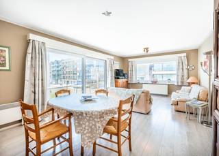 Ruim (90 m² bewoonbare oppervlakte) driegevel appartement met 2 volwaardige slaapkamers, west gericht terras en garagebox te koop op de eerste verdieping van de residentie Noordkaap. Het gebouw bevindt zich op de Oostendelaan en geniet van een bevoorrechte ligging te Sint-Idesbald: vlakbij het strand en op wandelafstand van het commercieel centrum en het openbaar vervoer. <br /><br />Het appartement werd als volg ingedeeld: ruime inkomhal | west gerichte leefruimte uitgevend op aangenaam zonneterras | afzonderlijke, uitgeruste keuken | eerste ruime slaapkamer met lavabo | tweede volwaardige slaapkamer met douche en lavabo | badkamer voorzien van inloopdouche en lavabo | afzonderlijk toilet. <br /><br />Ruime garagebox (6m diep op 2m75 breed) met aanpalende kelder (2m30 op 2m80) in de residentie inbegrepen in de prijs! <br /><br />Het appartement bevindt zich op de eerste verdieping van deze kleinschalige residentie. Er is geen lift aanwezig. <br /><br />Op zoek naar een ruim & zonnig tweede verblijf te Sint-Idesbald? Contacteer ons vandaag nog voor een afspraak ter plaatse.