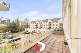 Deze assistentiewoning bevindt zich in hartje Brugge, in de prestigieuze residentie "Ten Eeckhoute". De ligging is bijzonder centraal, op wandelafstand van de Markt, de Burg, de Dijver en tal van andere bezienswaardigheden. Het domein strekt zich uit over meer dan 1 hectare en beschikt over één van de grootste en meest idyllische privé-tuinen binnen de historische stadskern.<br /><br />Het appartement zelf is gelegen op de eerste verdieping, en geniet van een prachtig frontaal uitzicht over de tuin, zowel vanuit de leefruimte als vanop het zonnige, aangename terras.<br /><br />De indeling omvat een inkomhal met toilet, een zeer lichtrijke leefruimte met aansluitende de keuken, slaapkamer, en een badkamer met inloopdouche en lavabo. De praktische inrichting zorgt voor een comfortabel woongevoel.<br /><br />Bij de prijs is een kelderberging inbegrepen. Daarnaast bestaat de mogelijkheid om een ondergrondse garagebox bij aan te kopen voor € 50.000.<br /><br />Voor meer informatie over dit unieke aanbod kan u terecht via www.delbecque.immo.