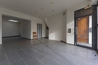 Immo Pické biedt U deze commerciële handelsgelijkvloers met duplex appartement op een TOPLIGGING in het centrum van Halle aan.Deze handelswoning is...