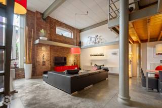 Exclusief wonen aan de rand van Mechelen. Deze recente loft geniet van een bijzonder gunstige ligging, waar de rust van een residentiële omgeving harmonieus samengaat met de nabijheid van het bruisende stadsleven. Mechelen, met zijn charmante historische centrum, gastronomie en uitgebreide voorzieningen, bevindt zich vlakbij. De residentie zelf biedt bovendien een privatief binnenplein, een oase van rust en privacy. <br /><br />Benieuwd? Bekijk alvast deze prachtige rondleiding!<br /><br />Deze stijlvolle loft overtuigt met een hoogwaardige uitstraling, een verzorgde afwerking en een doordachte indeling. De ruime woonkamer vormt samen met de elegant ingerichte keuken een sfeervol en lichtrijk geheel. Vanuit de leefruimte is er rechtstreeks toegang tot het private stadstuintje om in alle rust te genieten. De mezzanineverdieping herbergt een sfeervolle slaapkamer en een eigentijdse badkamer, wat zorgt voor een verrassend ruimtelijk karakter. Een privé fietsenberging, rechtstreeks aansluitend aan de loft, vervolledigt het comfort.<br /><br />Een aantrekkelijk totaalconcept voor wie verfijnd en zorgeloos wil wonen. Met een private autostaanplaats, eigen buitenruimte, inpandige fietsenberging en toegang tot het exclusieve binnenplein biedt deze loft een zeldzame combinatie van comfort, privacy en hedendaagse elegantie. Een unieke woonbeleving op een gegeerde locatie nabij Mechelen.<br /><br />Bijzonderheden:<br />- Industriële loft<br />- Uitstekende locatie<br />- Nabij stadscentrum Mechelen<br /><br />Wilt u meer weten over deze loft of wenst u een bezoek, contacteer Bob Quirynen 0476/09 84 85 of neem een kijkje op www.boonstravastgoed.be