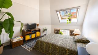 Recente gerenoveerde woning met 3 slaapkamers in Ledeberg<br /><br />Deze prachtige, recent gerenoveerde woning is gelegen in de Hilarius Bertolfstraat 25 te Ledeberg (Gent), een aangename en centrale woonomgeving op korte afstand van Gent centrum. <br /><br />Dankzij de uitstekende ligging geniet u van een vlotte bereikbaarheid met zowel de wagen als het openbaar vervoer. <br />De woning ligt dichtbij belangrijke invalswegen zoals de E17, waardoor omliggende steden en gemeenten gemakkelijk bereikbaar zijn. <br />Ook het openbaar vervoer is uitstekend aanwezig, met verschillende tram- en busverbindingen in de buurt.<br /><br />Voor wie graag geniet van rust en groen ligt het mooie Park De Vijvers op wandelafstand. Dit park vormt een groene oase in Ledeberg, ideaal voor ontspannende wandelingen, sport of een momentje buiten.<br /><br />Met een uitstekende Realo Mobiliteitsscore van 95% is dit de ideale woning voor wie comfortabel en centraal wil wonen.<br /><br />Bij het binnenkomen van de woning komt u terecht in een aangename inkomhal. De gelijkvloerse verdieping omvat een ruime en lichtrijke leefruimte met aansluitend een volledig uitgeruste keuken. Deze moderne keuken beschikt over een vaatwasmachine, kookplaat, dampkap en combi-oven. De leefruimte geeft bovendien rechtstreeks toegang tot het ruime terras.<br />Op de verdiepingen bevinden zich 3 volwaardige slaapkamers, ideaal voor een gezin, thuiswerk of extra hobbyruimte. Daarnaast beschikt de woning over een stijlvolle full-in badkamer met dubbel wasmeubel, douche en ligbad, waar comfort centraal staat.<br /><br />Troeven van deze woning:<br />• Recent gerenoveerde woning<br />• 3 volwaardige slaapkamers<br />• Ruime leefruimte met veel lichtinval<br />• Volledig uitgeruste moderne keuken<br />• Ruim terras <br />• Badkamer met douche, ligbad en dubbel wasmeubel<br />• Topligging nabij centrum Ledeberg<br />• Op wandelafstand van Park De Vijvers<br />• Vlotte verbinding naar E17 en openbaar vervoer<br />• Uitstekende mobiliteitsscore van 95%<br /><br /><br />Voor meer informatie of een bezoek, contacteer Thomas via thomas@vicusvastgoed.be of op het nummer 0474 26 27 58.