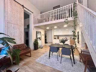 Lichtrijk en modern appartement gelegen op de gelijkvloerse verdieping. <br />Het appartement heeft een ruime leefruimte en een prachtige vide die zorgt voor extra hoogte en sfeer.<br />Een open keuken, volledig geïnstalleerd. Apart gastentoilet en een nette badkamer met lavabo en douche.<br />Perfect voor wie houdt van een open, stijlvolle woonbeleving 🌿<br /><br />🏠 Kenmerken <br />✔️ 1 slaapkamer<br />✔️ Vide met open, ruimtelijk gevoel<br />✔️ Grote leefruimte met veel lichtinval<br />✔️ Moderne afwerking<br />✔️ Instapklaar & netjes onderhouden<br />✔️ Mogelijkheid tot huur van een autostaanplaats in het gebouw 🚗<br />✔️ EPC Label B<br /><br />💰 Huurprijs €1.050 / maand+ Algemene kosten: €120 / maand. <br />Nutsvoorzieningen zijn individueel. <br />Parking optioneel bij te huren.<br /><br />📅 Vrij vanaf 4 november 2026<br /><br />📍 Voor wie? <br />Ideaal voor singles, koppels of wie een moderne, open woonstijl zoekt met extra comfort.<br /><br />📞 Interesse of een bezoek plannen? <br />Contacteer ons via 03/203.02.02 of immo@sidimex.be.<br />Wij ontvangen je met de glimlach 🤍<br /><br />#Sidimex #TeHuurAntwerpen #AppartementTeHuur #Vide #ModerneWoning #Instapklaar #Bijonszituvastgoed