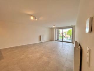 Dit nieuwbouwappartement is gelegen op het eerste verdiep van Residentie Patersvat.<br /><br />Het appartement heeft een uiterst goede verbinding en is centraal gelegen aan het station van Diksmuide. Diverse lokale handelaars en grootwarenhuizen bevinden zich allen op wandelafstand. <br /><br />Dit lichtrijk appartement wordt betreden via de gemeenschappelijke inkomhal waar ook de brievenbussen terug te vinden zijn. Via de inkomhal met apart gastentoilet komt men in de lichtrijke leefruimte. Hier bevindt zich ook de open keuken die voorzien is van een combi-oven, kookplaat, dampkap, koelkast, vaatwasmachine en een spoelbak (AEG toestellen). Verder zijn er 2 slaapkamers, een badkamer voorzien van een lavabo en inloopdouche en een bergruimte waar tevens ook alle technieken toekomen. <br /><br />Dit rustig gelegen appartement beschikt over een terras van 7.8 m².<br /><br />Vervolgens heb je ook nog een gemeenschappelijke fietsenberging.<br /><br />Parkeerplaats: €50/maand<br /><br />Gemeenschappelijke lasten: €50/maand<br /><br />Beschikbaar vanaf: overeen te komen.<br /><br />