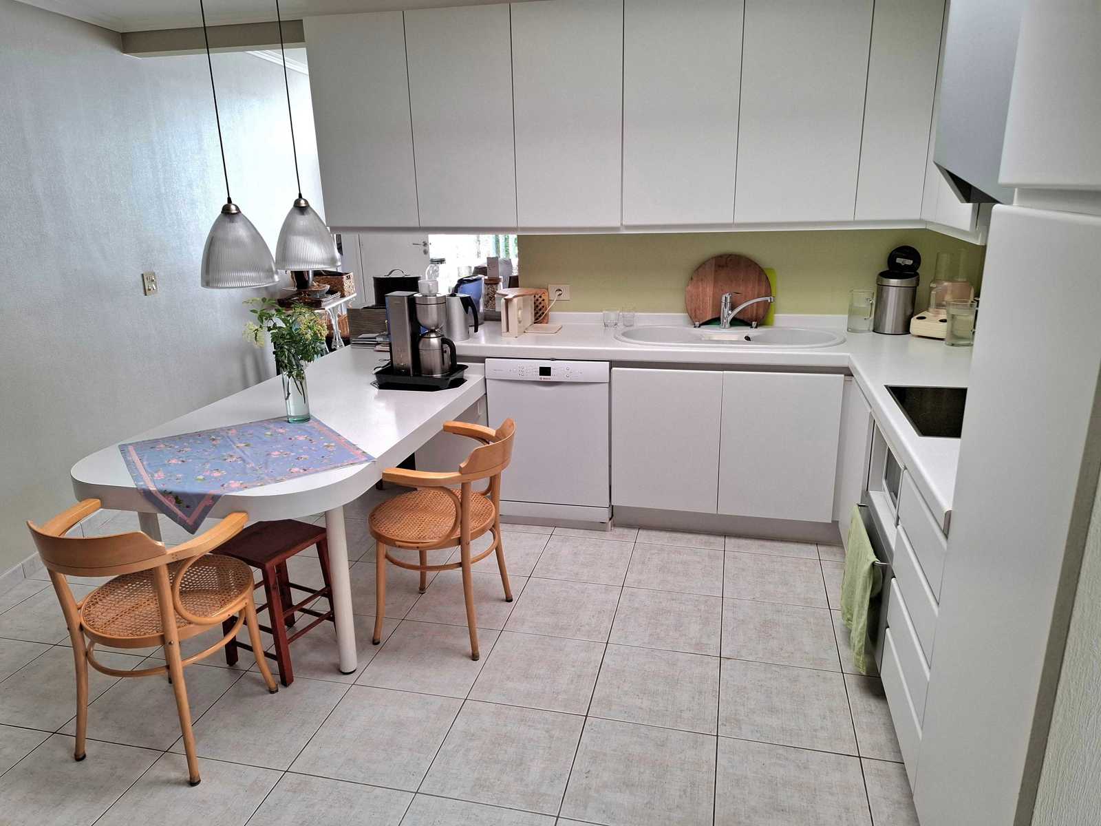 Opbrengsteigendom bestaande uit ruim handelspand met woonst en 3 appartementen - foto 5