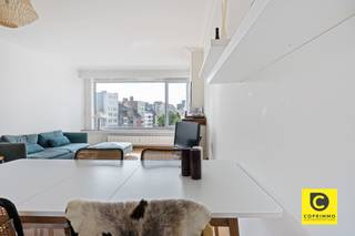 <p><span>Lichtrijk en instapklaar 2 slaapkamer appartement "with a view" op toplocatie!</span><span><br /></span><span>Dit charmant 2 slaapkamer appartement bevindt zich op de 4de verdieping van een goed onderhouden te midden van 't Stad. Op deze droomlocatie kan u volop genieten van het bruisende stadsleven op een boogscheut van alle "hotspots" (Harmonie, Groen Kwartier, Stadspark, 't Zuid, de Meir,...). Kortom, de ideale uitvalsbasis in centrum Antwerpen waar kwalitatief wonen in de hand wordt gewerkt door een mooie "work-life balance". Het appartement is beschikbaar bij akte, ideaal voor eigen bewoning, maar biedt ook een mooie kans om zorgeloos te investeren.</span></p><p><span><br /></span><span>Inkomhal, leefruimte & keuken:</span></p><p><span>U betreedt het appartement via de ruime inkomhal met parlofoon en ingemaakte vestiaire. In de omvangrijke leefruimte gaat de aandacht meteen uit naar de alomtegenwoordige lichtinval en het schitterende open uitzicht over het groen van de "3 Fonteyne". De authentieke elementen zoals de moluren, de sierhaard, de vintage tussendeur, de prachtige blokjesparket en de fraaie marmeren venstertabletten geven het appartement véél karakter en zorgen voor extra sfeer en gezelligheid. De keuken ligt aanpalend en kan toekomstgericht eenvoudig worden opengetrokken. Ze voorziet in een keramisch vuur, dampkap, vaatwasser, koelkast met vriesvak, microgolf en zelfs een wasmachine. </span></p><p><span> </span></p><p><span>Slaapkamers, badkamer & toilet:</span></p><p><span>Ook in beide slaapkamers (ca. 10,5 & 16m²) die aan de nog rustigere achterzijde liggen, neemt de blokjesparket een prominente plaats in. De geheel betegelde badkamer is onderhoudsvriendelijk en omvat een ligbad/douche combinatie en een strak wasmeubel. Het toilet met handenwasser is apart.</span></p><p><span><br /></span><span>Terrassen, kelder & autostaanplaats:</span><span><br />Met zowel een terras aanpalend de keuken alsook een terras aanpalend de slaapkamer kan u op elk moment van de dag genieten van zon en schaduw. Bijkomende liggen het Stadspark en Harmonie op een steenworp. Een privatieve kelder is inbegrepen. In de ondergrond van het naastgelegen perceel te Jan Frans Willemsstraat 1 vindt u een dubbele autostaanplaats die plek biedt om 2 wagens en/of fietsen achter elkaar te stallen. De staanplaats dient aangekocht te worden t.b.v. € 35.000. </span></p><p><span><br /></span><span>Extra troeven:</span></p><p><span>- Toplocatie (Mobiscore 9,6/10)</span></p><p><span>- EPC B - 141</span></p><p><span>- HR ramen 2018</span></p><p><span>- Dakisolatie 10 cm PUR</span></p><p><span>- Lichtrijk en groen uitzicht<br />- 2 terrassen</span></p><p><span>- Kelder</span></p><p><span>- Dubbele staanplaats</span></p><p><span>- Fiberklaar</span></p><p><span> </span></p><p><span> </span></p>