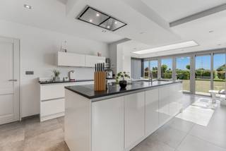 <span>Perfect onderhouden villa gelegen op een royaal perceel van 28a22ca met dubbele garage, omringd door groene velden in het landelijke Val-Meer, grenzend aan Herderen. Leuke troef is de zonovergoten tuin die geniet van landelijke vergezichten en nog optioneel kan uitgebreid worden met maar liefst 34a48ca. Ook de locatie in Valmeer is een fijn pluspunt. Diverse steden zijn van hieruit vlot bereikbaar, denk maar aan Tongeren (E313), Bilzen, Maastricht (E25) en Visé.<br /><br />Deze uitzonderlijke woning werd gebouwd in 1977 en doorheen de jaren verder verfijnd naar een hedendaags resultaat met aandacht voor comfort en energieprestatie. Zo werden zonnepanelen geplaatst, een veranda bijgebouwd...<br /><br />De indeling is als volgt:<br /><br /><strong>GELIJKVLOERS<br /></strong>-Ruime inkomhal met gastentoilet.<br />-L-vormige leefruimte (44,91m2) met inbouwcassette die zorgt voor bijkomende gezelligheid.<br />-Magnifieke open keuken (35,6m2) met veranda die een aangenaam zicht biedt op de achtergelegen tuin en velden. De luxueuze keuken is voorzien van keram. kookplaat, afzuigkap, microgolfoven, combi-stoomoven, vaatwasser en koelkast.<br />-3 ruime slaapkamers (14,29m2 - 13,26m2 - 7,82m2).<br />-Smaakvolle badkamer (6,5m2) uitgerust met inloopdouche en wandmeubel met lavabo.<br /><br /><strong>KELDER</strong><br />-De woning is volledig onderkelderd, inclusief kruipruimte, en biedt zeker een meerwaarde op vlak van bijkomende opslagmogelijkheden (62,47m2).<br /><br /><strong>PERCEEL</strong><br />-Deze vrijstaande woning is gelegen op een rustige straat waardoor je ten volste kan genieten van de ZO georiënteerde tuin en zijn omgeving. Daarnaast beschik je evenzeer over een dubbele vrijstaande garage (23,76m2) met volledige onderkeldering.<br /><br />Contacteer ons gerust voor extra info of een bezoek ter plaatse.</span>