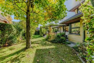 Deze Dumobil-villa, gelegen in een rustige, doodlopende straat in Dikkelvenne, combineert esthetiek en bouwtechnische kwaliteit op...