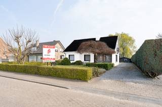 Deze zéér goed onderhouden kloeke villa gelegen in het landelijke Heestert (Zwevegem) betreft werkelijk de titel van een vastgoedtopper.PLUSPUNTEN...