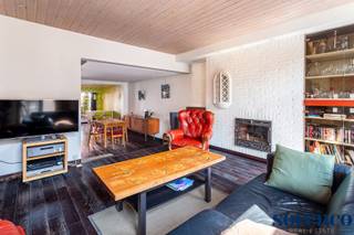 <p><strong>Zeer ruime woning met 4 tot 5 slaapkamers en 3 badkamers in een rustige, doodlopende straat in Antwerpen.</strong><br /><strong>Perfect geschikt voor gezinnen of co-housing dankzij het grote volume en het flexibele gebruik. Gelegen op wandelafstand van scholen, winkels, openbaar vervoer en belangrijke in- en uitvalswegen. Gelegen in een buurt in volle ontwikkeling met leuke horeca, zomerbars (Bar Chapel, Bar Oost), dicht bij groen (Park Spoor Noord, Rivierenhof) en met veel nieuws op komst (Stuivenbergsite, nieuwe metrostations, Ringpark Lobroekdok,..)<br /><br /></strong><strong><u>INDELING:</u></strong></p>
<p><em>Gelijkvloerse verdieping:</em><br />U komt binnen via een ruime gerestaureerde authentieke inkomhal. Op het gelijkvloers bevindt zich de inpandige garage voor een wagen met extra plaats voor fietsen en motorfiets en voorbereiding voor EV-laadpaal. Achter de garage kan u een volledig afgewerkte polyvalente ruimte van 60m² (beroepsruimte, hobbyruimte) met sanitair en wasplaats terugvinden.</p>
<p><em>Eerste verdieping:</em><br />De ruime lichtrijke leefruimte bestaat uit een zitgedeelte van ca. 21m² met open haard en een eetgedeelte van ca. 24m². Ensuite bevindt zich de volledig geinstalleerde keuken van ca. 13m², uitgerust met kookplaat, dampkap, wastafel, koelkast, diepvries en vaatwasser. Vanuit de keuken is er toegang tot het zuidwestgerichte zonneterras van ca. 28m² met handige opbergkast. Verder is er een aparte gastentoilet in de gang.</p>
<p><em>Tweede verdieping:</em><br />Op de tweede verdieping vinden we de prachtige recent vernieuwde masterbedroom ca. 20m² met een ruime dressing en nieuwe luxeuze ensuite badkamer met inloopdouche, jacuzzi en dubbele wastafel en wc. , alsook een 2<sup>de</sup> grote slaapkamer/bureau.<br /><br /><em>Derde verdieping:</em><br />Op de 3<sup>de</sup> verdieping zijn er 2 kleinere slaapkamers en een vernieuwde badkamer, met extra aansluitingen voor wasmachine. Van hier heeft men toegang tot extra zonneterras en groendak.<br />Twee bijkomende slaapkamers van elk ca. 10m², waarvan één met toegang tot het terras van ca. 20m². De derde badkamer van ca. 6m² beschikt over een douchecabine, wastafel en toilet.<br /><br /></p>
<p><strong>BIJZONDERHEDEN:</strong><br />* Zeer ruime en instapklare woning met garage en droge kelder ca. 65m²op uitstekende centrale ligging - Mobiscore 9,6<br />* Tot 5 slaapkamers en 3 badkamers mogelijk.<br />* Recente HR-verwarmingsketel op gas 2025, HR-beglazing <br />* Electriciteit conform, EPC-score C</p>