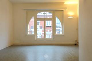 <p><span>GENT - Knokkestraat 11A: Op zoek naar een</span><span> gerenoveerd één slaapkamer appartement nabij Sint-Pietersstation te huur in Gent? </span><span>Dan is dit pand mogelijk iets voor u.</span></p><p><span> </span></p><p><span>De belangrijkste troeven in een notendop:</span></p><ul><li><span>Zal nog gerenoveerd worden (herschilderd, nieuwe vloer,...)</span></li><li><span>Energiezuinig appartement</span></li><li><span>Vlakbij Gent-Sint-Pieters, goed bereikbaar met auto en het openbaar vervoer</span></li></ul><p><span> </span></p><p><span>Indeling:</span></p><p><span>Gelegen op de tweede verdieping, zonder lift.</span></p><p><span>Leefruimte met open geïnstalleerde keuken, slaapkamer met aansluitend de badkamer(lavabo, toilet en douche).</span></p><p><span>In gemeenschappelijk gebruik is er een wasmachine en droogkast voorzien. </span></p><p><span> </span></p><p><span>Huurprijs: €775 + € 130 forfait gemeenschappelijke kosten, gas en water . Elektriciteit afzonderlijk af te rekenen.</span></p><p><span>Beschikbaar vanaf 01/06/2026. Domicilie verplicht.</span></p><p><span> </span></p><p><span>Neem contact op met Axel Lenaerts makelaars voor een bezoek via onze website.</span></p>