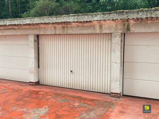 Garage box dans la Fruithoflaan !Ce box spacieux a les dimensions suivantes : 6 m de profondeur x 3,3 m de largeur x 2,4 m de hauteur. Le portail...