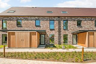 Nieuwbouwwoningen in Menen op rustige en vlot bereikbare ligging
Ontdek deze moderne nieuwbouwwoningen in de Charles Cappellestraat in Menen. U woont er in een rustige buurt, vlak bij winkels, scholen en belangrijke invalswegen richting Kortrijk, Ieper en Gent.
De woningen combineren hedendaagse architectuur met comfort en energiezuinigheid. Ze beschikken over een lichtrijke leefruimte, open keuken, 3 slaapkamers, moderne badkamer en extra bergruimte of zolder. Afhankelijk van het type geniet u bovendien van een garage of carport.
Dankzij zonnepanelen en een kwalitatieve afwerking woont u duurzaam én comfortabel.
Ideaal voor wie op zoek is naar een stijlvolle, energiezuinige woning op een centrale locatie.
Een bezoek gewenst? Neem dan contact op met Emiel via: emiel@immobeguin.be