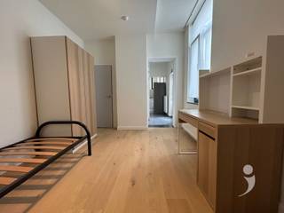 <p><span>Ruime studio in het centrum van Leuven</span></p><p><span>Deze ruime en verzorgde studio is ideaal gelegen in het hart van Leuven, op wandelafstand van alle voorzieningen.</span></p><p><span>De studio beschikt over een lichtrijke leef- en eetruimte met een eigen kitchenette, uitgerust met alle nodige comfort. Daarnaast is er een aparte slaapkamer met kleerkast en bureau, waardoor je comfortabel kunt wonen &amp; studeren.</span></p><p><span>Het privatieve sanitair omvat een douche, lavabo en toilet. Bovendien hebben bewoners toegang tot een aangenaam gemeenschappelijk terras, een ideale plek om te ontspannen en te genieten van het buitenleven.</span></p><p><span>Dankzij de uitstekende ligging bevinden alle campussen, winkels, restaurants, cafés en andere faciliteiten zich vlakbij.</span></p><p><span> </span></p><p><span>Een ideale woonst voor studenten die op zoek zijn naar comfortabel wonen op een toplocatie in Leuven. </span></p>