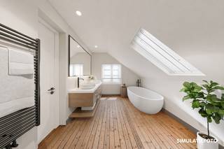 Vous cherchez une propriété qui impressionne vraiment ? Ce presbytère magnifiquement rénové allie grandeur historique et confort de vie contemporain. Les hauts plafonds, les cheminées d'origine, les grandes fenêtres et l'abondance de lumière et d'espace sont autant d'éléments qui attirent l'attention des amateurs de caractère et de classe.<br />Cette propriété offre plus qu'une simple habitation : avec plusieurs chambres, des espaces de vie spacieux et des pièces polyvalentes, c'est l'endroit idéal pour ceux qui recherchent de l'espace et de la flexibilité. Parfait pour les familles, les indépendants ou ceux qui souhaitent combiner un cabinet ou un bureau à domicile avec une vie confortable. Le grenier spacieux offre également de nombreuses possibilités d'extension.<br />L'aspect pratique n'est pas en reste dans cette maison : un sous-sol, un double garage et un jardin joliment aménagé et ne nécessitant que peu d'entretien apportent un confort supplémentaire.<br />L'emplacement ? Un avantage absolu : central, avec des magasins, des écoles et des transports publics accessibles à pied et un accès direct à l'autoroute E40. Vivre ici devient vraiment insouciant et efficace.<br /><br />Une opportunité unique pour ceux qui recherchent du caractère, du confort et un potentiel d'avenir. <br />C'est un bien qu'il faut absolument voir !