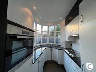 <p><span>Prachtig herenhuis met 4 slaapkamers en grote zonovergoten stadstuin op toplocatie!</span></p><p><span> </span></p><p><span>De woning heeft volgende indeling:  </span></p><p><span> </span></p><p><span>Gelijkvloers (inkomhal - eetkamer - keuken - toilet - living)</span></p><p><span>Bij het betreden van de woning via de inkomhal, valt het oog onmiddellijk op de levendige tegelvloer in combinatie met de rustieke houten elementen, de hoge plafonds en de karakteristieke moluren in uitmuntende conditie. </span></p><p><span>De ruime living op parketvloer beschikt niet enkel over een mooie natuurlijke lichtinval, maar ook over een authentieke, operationele steenkoolkachel. De tegelvloer zoals in de hal vinden we ook in de eetkamer terug, dit met oog op het onderhoud. </span></p><p><span>Aanpalend de eetkamer vinden we het hart van de woning terug, de keuken. Deze is uitgerust met alle gangbare en moderne keukenapparatuur waaronder een 5-pits gasfornuis. </span></p><p><span>Het is niet enkel een mooie en kwalitatieve keuken, ze is tevens enorm praktisch en uniek ingericht. </span></p><p><span>Het gelijkvloers beschikt nog over een gastentoilet inclusief handenwasser.</span></p><p><span> </span></p><p><span>Eerste verdieping (toilet - badkamer - slpk 1 - slpk 2)</span></p><p><span>Op dit verdiep vinden we nog een tweede toilet terug, eveneens met handenwasser. De geheel betegelde badkamer is voorzien van een dubbel lavabomeubel, een aparte douche evenals een ligbad/douche combinatie. </span></p><p><span>Dankzij het grote venster is er een optimale verluchting bovenop een mooi natuurlijke lichtinval. Verder vinden we op dit verdiep nog 2 ruime slaapkamers terug (12m² &amp; 18m²), beiden op karaktervolle parketvloer. Méér dan genoeg plek om deze volledig naar believen in te richten.    </span></p><p><span> </span></p><p><span>Tweede verdieping (slpk 1 - slpk 2)</span></p><p><span>Net zoals de rest van de woning is ook dit verdiep tot in de puntjes opgefrist. De grootste kamer is voorzien van moderne Velux dakvensters, zonnewering incluis. Beide slaapkamers genieten een zéér mooie oppervlakte (12m² &amp; 18m²) en bieden dus veel potentieel wat betreft de invulling ervan.</span></p><p><span> </span></p><p><span>Kelder &amp; zolder</span></p><p><span>De droge kelder met een oppervlakte van 38m² biedt enorm veel opbergruimte. Bovendien zijn ook de aansluitingen voor was- en droogmachine hier terug te vinden. Op zolder is er nog extra opbergruimte voorzien met een oppervlakte van 10m².</span></p><p><span> </span></p><p><span>Stadstuin</span></p><p><span>De ruime stadstuin met veel privacy en nog meer zon, is de ideale plek om even te ontsnappen aan het hectische stadsleven. Elektriciteit is reeds voorzien en het onderhoud is beperkt. De kers op de taart. </span></p><p><span> </span></p><p><span>Huurprijs en beschikbaarheid</span></p><p><span>Huurprijs: €1.900,00/ maand</span></p><p><span>BEschikbaar: 01/08/2026</span></p><p><span> </span></p><p><span>Extra troeven:</span></p><ul><li><span>Mobiscore 9.6/10</span></li><li><span>Prachtige stadstuin</span></li><li><span>Volledig opgewaardeerd</span></li></ul><p><span> </span></p><p><span> </span></p>
