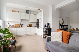 <p><span>Prachtig ruim 3-slaapkamer appartement in Berchem</span></p><p><span> </span></p><p><span>Dit instapklare 3-slaapkamer appartement bevindt zich op de tweede verdieping (dakappartement) van een kleinschalig gebouw met slechts 3 appartementen, zonder lift. Dankzij de vele ramen geniet het appartement van een overvloed aan natuurlijk licht. Momenteel verhuurd, biedt het ook een uitstekende investering. Er is de mogelijkheid om een autostaanplaats aan te kopen voor € 15.000. Verder zijn er een gemeenschappelijke fietsenberging en twee kelders beschikbaar.</span></p><p><span> </span></p><p><span>Indeling van het appartement:</span></p><p><span> </span></p><p><span>Living en keuken</span><span><br /></span><span>Het appartement beschikt over een ruim open leefgedeelte waarin woonkamer, eetruimte en keuken naadloos in elkaar overlopen. Deze open indeling zorgt voor een licht en ruimtelijk gevoel. De moderne witte keuken is volledig uitgerust met inbouwapparatuur, waaronder dubbele ovens en een keramische kookplaat. Het houten werkblad brengt warmte in de ruimte en het grote raam zorgt voor veel natuurlijk licht. De woonkamer is gezellig en licht, ideaal om te ontspannen, terwijl het aangrenzende eetgedeelte ruimte biedt voor een dinertafel. Het open concept is perfect voor samenkomen met familie en vrienden.</span></p><p><span> </span></p><p><span>Slaapkamers</span><span><br /></span><span>Het appartement telt drie slaapkamers. De hoofdslaapkamer beschikt over een groot raam met uitzicht op de groene omgeving, ideaal voor rust en privacy.</span></p><p><span> </span></p><p><span>Badkamer</span><span><br /></span><span>De moderne badkamer is afgewerkt met witte tegels en voorzien van een inloopdouche met glazen wand, een functioneel lavatorium met spiegel en praktische opbergruimte. Een aangename ruimte voor dagelijks gebruik.</span></p><p><span> </span></p><p><span>Ligging en omgeving</span><span><br /></span><span>Gelegen in het dynamische Berchem, geniet dit appartement van een rustige, groene straat en een uitstekende bereikbaarheid. Scholen, winkels, restaurants en openbaar vervoer bevinden zich in de nabije omgeving, waardoor het ideaal is voor gezinnen en stellen.</span></p><p><span> </span></p><p><span> </span></p><p><span>Bijzonderheden:</span></p><ul><li><span>Instapklaar </span></li><li><span>3 slaapkamers </span></li><li><span>Doorloopappartement </span></li><li><span>Lage algemene kosten </span></li><li><span>Elektriciteit conform </span></li><li><span>Veel natuurlijk lichtinval </span></li><li><span>Gemeenschappelijke fietsenberging </span></li><li><span>Mogelijkheid tot aankoop van een autostaanplaats (€ 15.000) </span></li></ul><p><span>Ook het appartement op de eerste verdieping is te koop. Indien u wenst, kunt u deze ook zien.</span></p><p><span> </span></p><p><span> </span></p>