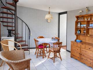 deze zeer leuke duplex-studiois gelegen aan de jachthaven, dichtbij de zee en het strand en uitgevend aan het Prins Mauritspark is ideaal als buitenverblijf of investering om te verhuren tijdens de vakantieperiode. <br /><br />De studio heeft twee verdiepingen en een totaal oppervlakte van 49 m². <br /><br />Hierbij heeft u een vernieuwde kitchenette, een ruime woonplaats van 25 m² <br />Via een draaitrap komt u op de tweede verdieping waar er zich een ruime slaapkamer, een dressing en een badkamer met ligbad bevindt.<br /><br />De studio is in correcte staat maar verdiend een kleine opfrissing. <br /><br />De algemene kosten zijn miniem daar u een aparte trap bezit en geen bijdrage moet leveren in bijvoorbeeld kosten van de lift. <br /><br />De parkeerplaats ter waarde van € 30.000 is in de prijs inbegrepen.<br /><br />U heeft ook twee aparte fietsstallingen of bergingen om met de fiets meteen te genieten van de parchtige omgeving.<br /><br />Bel of mail voor meer info naar SAVE INVEST vastgoed