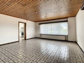 Het appartement is gesitueerd op de eerste verdieping, in de dorpskern van Nazareth en op een steenworp van TOEGANGSWEGEN zoals N60, E17 en R4...