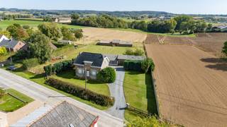 Grote degelijke woonst met bijgebouwen en hangar, een UNIEK ZICHT, op 4915m2.<br /><br />Waanzinnig uitzicht op de prachtige Vlaamse Ardennen. <br /><br />ZUIDGERICHTE tuin. <br /><br />Er is tevens een verkavelingsvergunning voor 3 loten: geen bouwverplichting. 2 bouwlagen + dak.